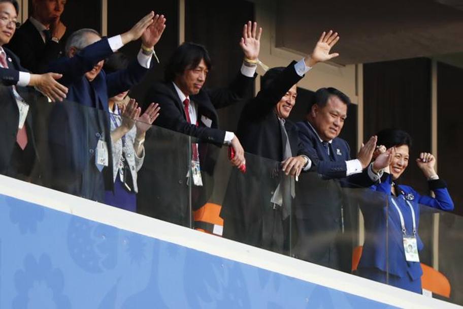 La delegazione giapponese esulta per l&#39;inaspettato successo sulla Colombia 2-1. Afp